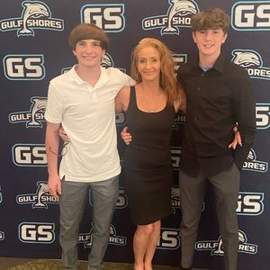 Meet your Posher, Larissa